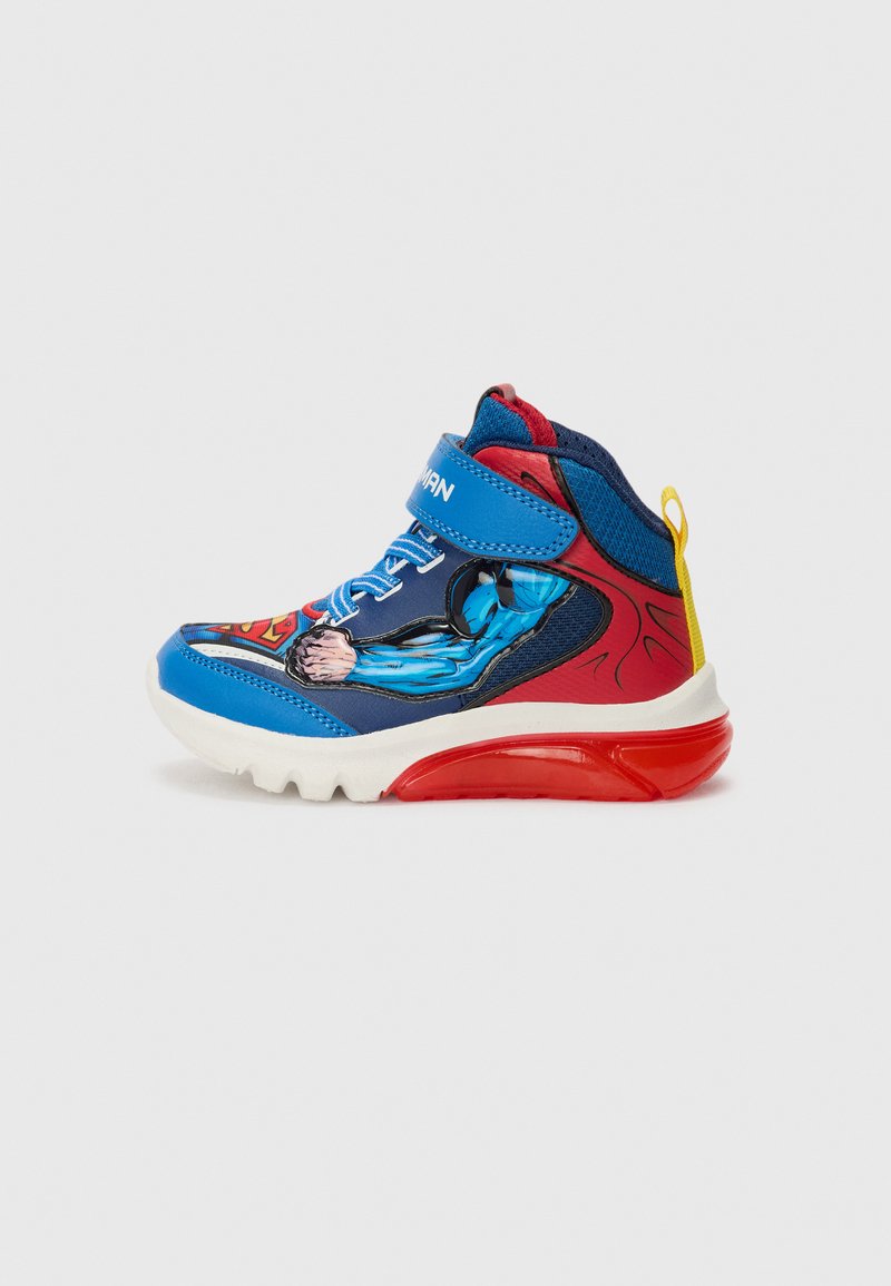 Hochschnittige Sneakers in Blau, Rot und Marine mit einem Superhelden-Motiv, Klettverschluss und einer gepolsterten, roten Sohle für zusätzlichen Halt.