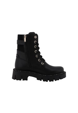 Bota de combate de cuero negro con suela gruesa con tacos, cierre de cordones en la parte delantera, cremallera lateral y puño de tela acanalada en el tobillo con correa de logo.