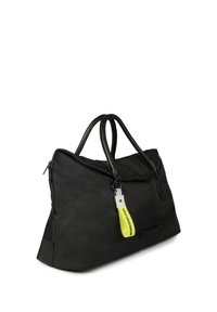 Bolsa tote negra hecha de tejido texturizado, con dos asas, cierre superior con cremallera y un acento de etiqueta amarilla brillante.