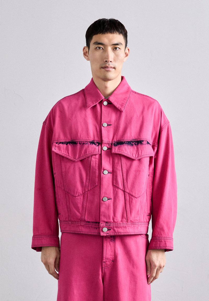Études LOOSE JACKET - Denimová bunda - fuchsia