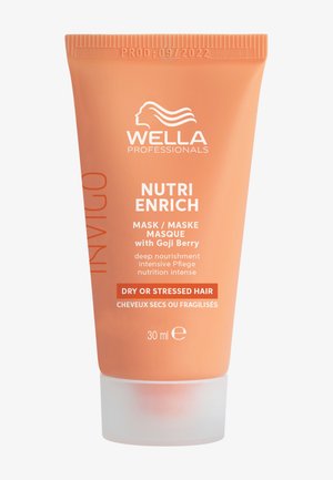 Tube en plastique du masque Nutri Enrich de Wella Professionals, orange avec du texte blanc et rouge, 30 ml, texture lisse, conçu pour les cheveux secs ou stressés.