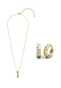 Set di gioielli in oro composto da una delicata collana con catena e pendente, e piccoli orecchini a cerchio decorati con molteplici cristalli trasparenti.