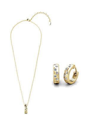 Set di gioielli in oro composto da una delicata collana con catena e pendente, e piccoli orecchini a cerchio decorati con molteplici cristalli trasparenti.