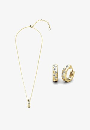 Gouden sieraden set met een delicate kettinghalsketting met een hanger en kleine hoopsierraadjes versierd met meerdere heldere kristallen.