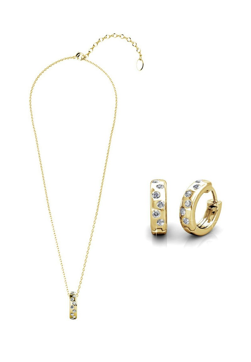 Set di gioielli in oro composto da una delicata collana con catena e pendente, e piccoli orecchini a cerchio decorati con molteplici cristalli trasparenti.
