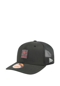Casquette noire avec une visière plate, un dos en mesh et un patch rectangulaire affichant "San Francisco 49ers" en rouge. Présente un logo sur le côté.