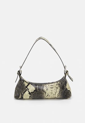 Petit sac à main à sangle courte, présentant un motif en peau de serpent noir et beige, avec une fermeture éclair supérieure.