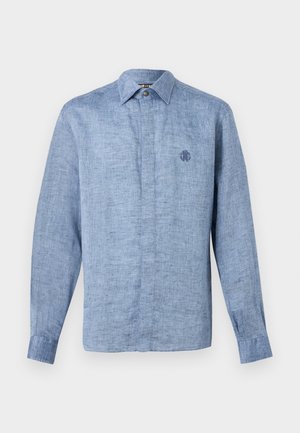 Hellblaues Leinenhemd mit langen Ärmeln, spitzem Kragen und dezentem, auf der linken Brust eingesticktem Logo.