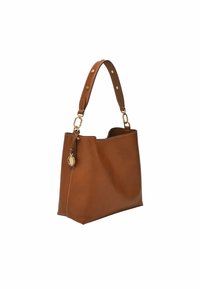 Sac à main en cuir marron avec une surface texturée, matériel doré, une large bandoulière avec des boutons-pression et un détail de charme sur le côté.