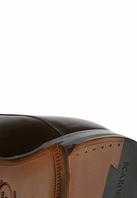 Scarpa in pelle marrone con finitura lucida, punta arrotondata, cuciture a contrasto e suola testurizzata con rivetti decorativi. Nome del brand sulla suola.