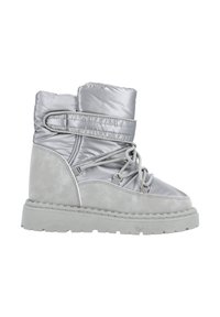Botas tobilleras plateadas y acolchadas que combinan texturas brillantes y mates, con cordones ajustables y una suela gruesa y texturizada.