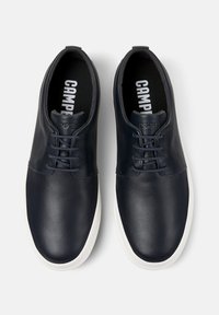 Scarpe in pelle blu con una trama liscia, dotate di una suola in gomma bianca, design con lace-up e soletta con marchio.