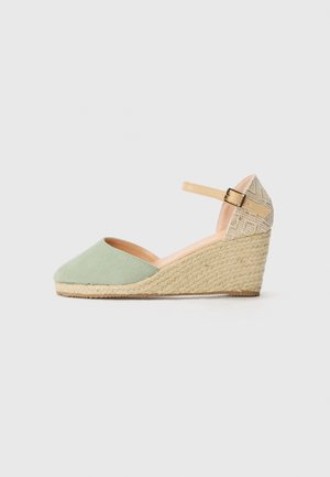 Wedges - light green