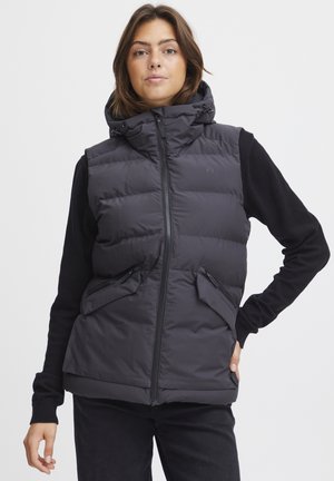 Gilet matelassé noir avec col montant, fermeture zippée à l'avant et deux poches zippées sur le devant. Texture lisse avec un design léger.