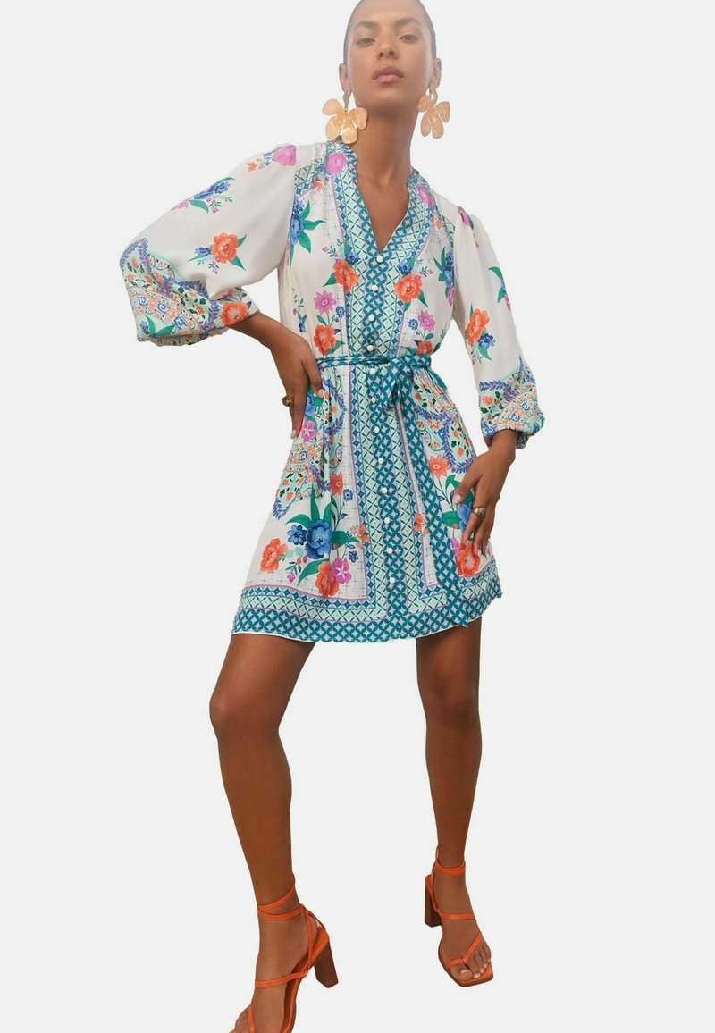 Love & Roses REGULAR FIT - V&A I WOODBLOCK PRINTED V-NECK BELTED LONG SLEEVE - Dnevna haljina - ivory