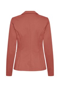Veste à simple boutonnage à manches longues en tissu rouge rouille, dotée d'un col cranté, de coutures au dos pour une coupe ajustée, et d'une texture lisse.