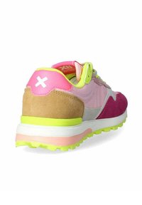 Sneaker multicolore con suede rosa, beige e grigio, accentato da una stella bianca, dettagli in giallo neon e una suola in gomma spessa.