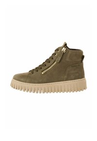 Baskets montantes en daim vert olive avec semelle en caoutchouc beige, présentant un design à lacets, une fermeture éclair sur le côté et un fond texturé.