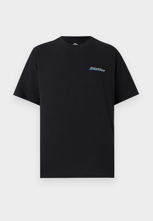 Μαύρο κοντομάνικο T-shirt με στρογγυλή λαιμόκοψη και μικρό πολύχρωμο λογότυπο "Dickies" στο αριστερό στήθος, πάνω σε απλό φόντο.