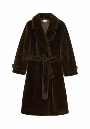 Hnedý kabát z umelého kožúšku s výrezom na golieri, širokými rukávmi a zodpovedajúcim opaskom v páse. Vyznačuje sa jemnou textúrou a dĺžkou do kolien.