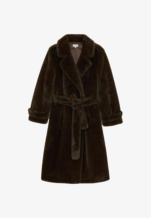 Hnedý kabát z umelého kožúšku s výrezom na golieri, širokými rukávmi a zodpovedajúcim opaskom v páse. Vyznačuje sa jemnou textúrou a dĺžkou do kolien.