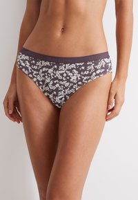 Kvinnors bikiniunderkläder med en mörkgrå bas, vitt blommönster och en mjuk elastisk midjeband med präglad logotyp.