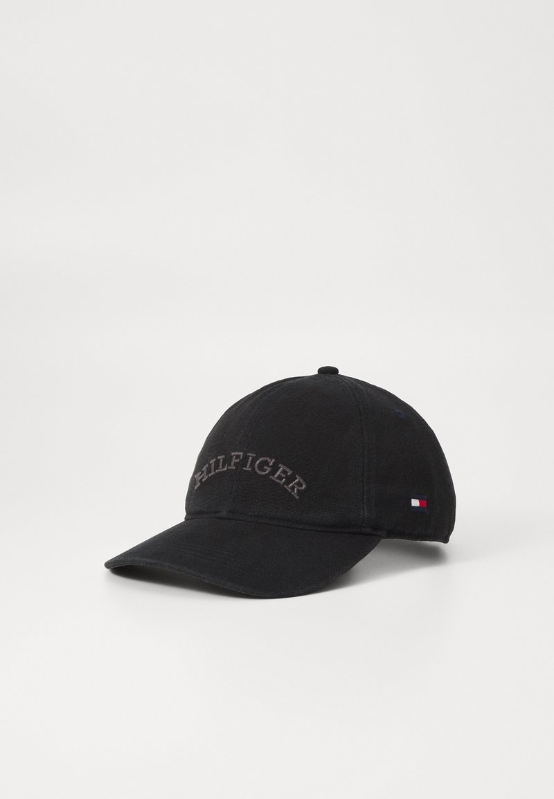 Fekete pamut baseball sapka ívelt karimával, hímzett "HILFIGER" felirattal az elején és egy kis logó címkével az oldalon.