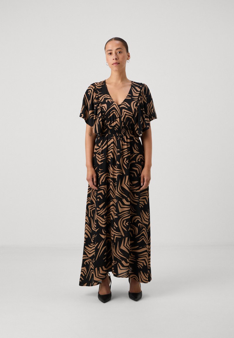 Maxikjole i sort stof med abstrakte sandfargede mønstre, korte flarrende ermer, V-hals og detalj med innsnevret midje, satt sammen med svarte hæler.