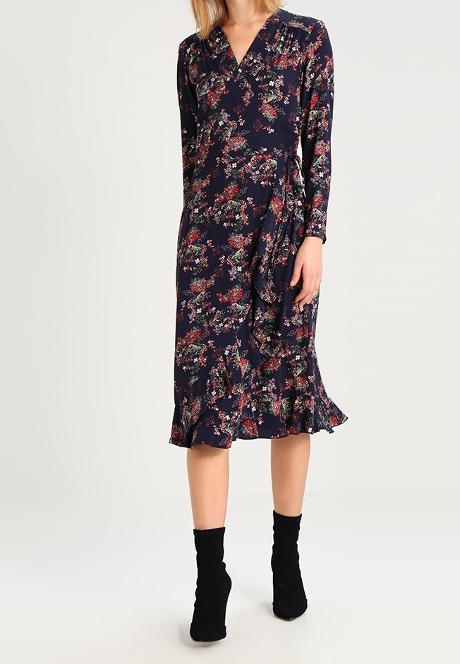 Navyblaues Blumenkleid mit Wickeldesign, langen Ärmeln und Rüschensaum. Verfügt über lebhafte Blumenmuster in Rot- und Grüntönen.