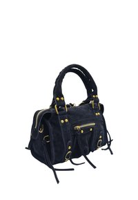 Sac à main en suède noir avec quincaillerie dorée, plusieurs poches zippées et tissu texturé. Comprend des poignées courtes et des nœuds décoratifs.