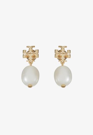 Brincos em tom de ouro apresentando um topo decorativo com uma forma de gota, ornamentados com uma pérola branca oval por baixo e um pequeno detalhe em ouro.