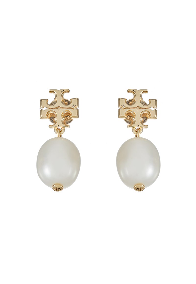 Orecchini in tono oro caratterizzati da un top decorativo a forma di goccia, abbelliti da una perla bianca ovale sotto e un piccolo accento dorato.