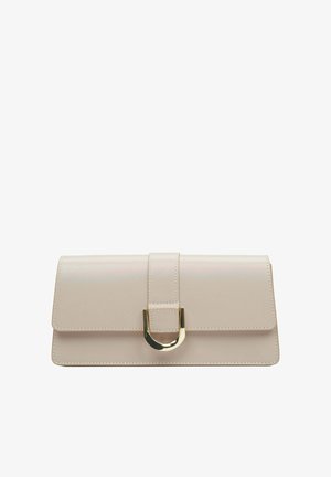 Beige rechteckige Clutch mit Klappenverschluss und goldfarbenem D-förmigen Schnallenverschluss am vorderen Mittelriemen.