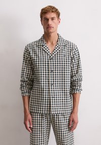 Set di pigiami da uomo con bottoni, in motivo vichy blu navy e beige, caratterizzato da colletto a revers, maniche lunghe e vestibilità comoda.