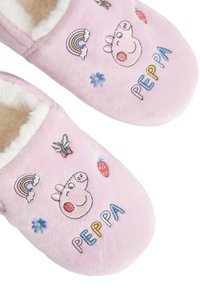 Rosa plyschtofflor med vit fuskpälsfoder, med broderade motiv av ett grisansikte, regnbåge, blommor och texten "PEPPA."