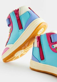 Farverige høj-top sneakers med en blanding af blå, lyserød og lavendel syntetiske materialer, med lynlåse og en tekstureret gummisål.
