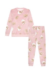 Conjunto de pijama de mangas largas y pantalones de color rosa con caras de osito de peluche repetidas, algunos envueltos en toallas blancas, con una textura de tela suave.