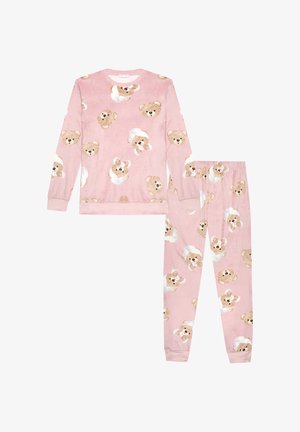 Lyserød pyjamas sæt med lange ærmer og bukser, dekoreret med gentagne bamseansigtter, nogle indsvøbt i hvide håndklæder, blødt stof.