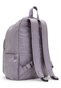 Mochila lila con una sutil textura de hojas, correas acolchadas, bolsillo lateral y asa superior para facilitar el transporte.
