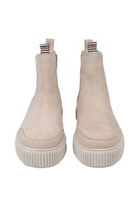 Para beżowych zamszowych botków na koturnie typu slip-on z białymi, żeberkowymi podeszwami oraz czarno-białymi paskami do zakładania z czerwonymi sercami.