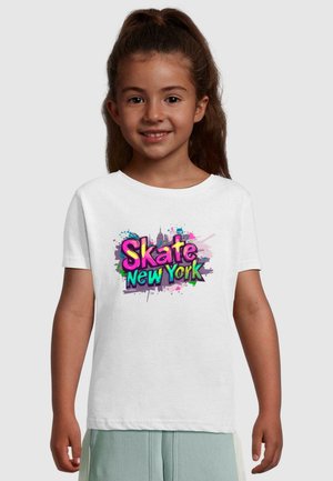 Biela bavlnená tričko s farebnou grafikou "Skate New York", prekrytá dizajnom striekanej farby v ružových, modrých a zelených odtieňoch.