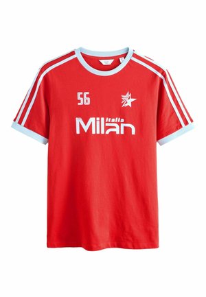 Tricou roșu cu mânecă scurtă, cu guler și accente pe mâneci de culoare albastru deschis, având inscripția "Milan" și numărul "56" în alb.