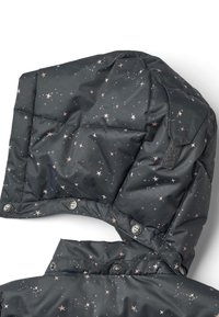 Kaptur pikowanej kurtki w ciemnoszarym kolorze z wzorem gwiazdek w kolorze różowym i białym. Wyposażony w zatrzaski oraz pasek na rzep do regulacji.