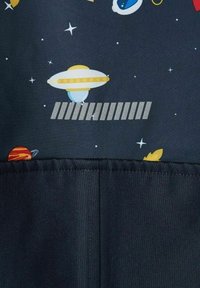 Tessuto con uno sfondo scuro e disegni colorati a tema spaziale, inclusi pianeti e astronavi, con un bordo inferiore testurizzato.