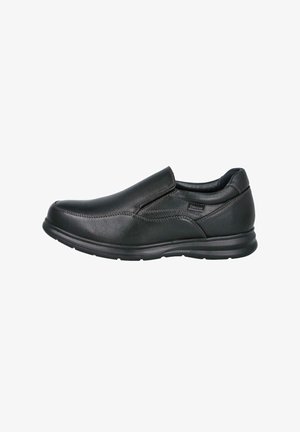 Zapato negro de cuero tipo slip-on con un acabado suave, cuello acolchado y detalles texturizados. Cuenta con una suela acolchada para mayor comodidad.