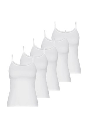 Cinq camisoles blanches sans manches pour femmes avec de fines bretelles, disposées en ligne décalée sur un fond uni.