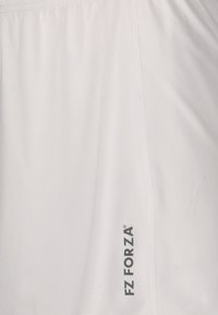 Hvide atletiske shorts lavet af letvægtsstof, med en sidesøm og 'FZ FORZA' logo trykt i sort. Glat tekstur, elastisk talje.