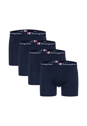 Vier marineblaue Boxer-Briefs mit schwarzen elastischen Bündchen, die weiße und rote Champion-Logos zeigen, in einer gestaffelten Reihe angeordnet.