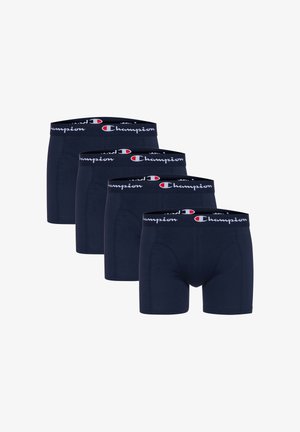 Vier marineblaue Boxer-Briefs mit schwarzen elastischen Bündchen, die weiße und rote Champion-Logos zeigen, in einer gestaffelten Reihe angeordnet.