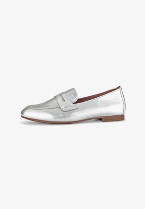 Sølv læder loafers med spids tå, der har en vandret stropdetalje over vamps og en lav, tan gummisål.